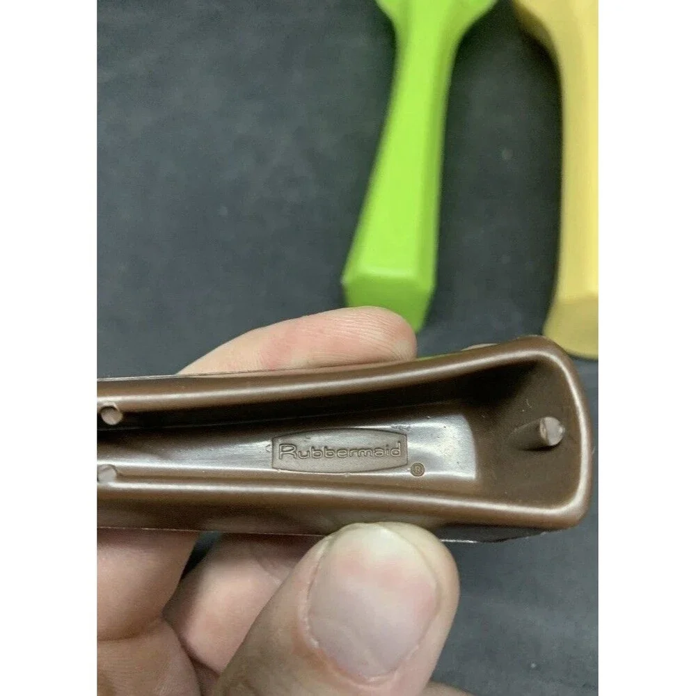 VINTAGE Rubbermaid Plastic Ice Cream Scoop